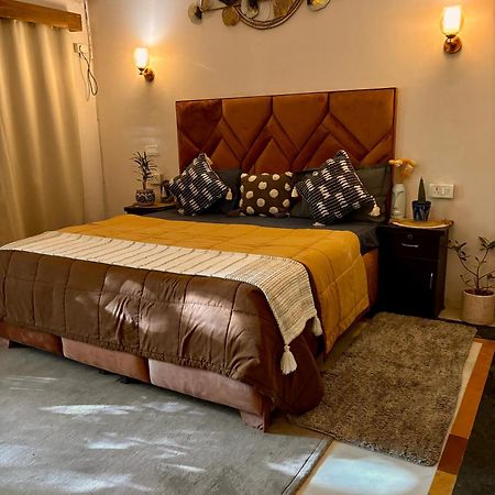 Atharva'S Homestay By Goaround Homes - Nehru Enclave Metro, South Delhi New Delhi Extérieur photo