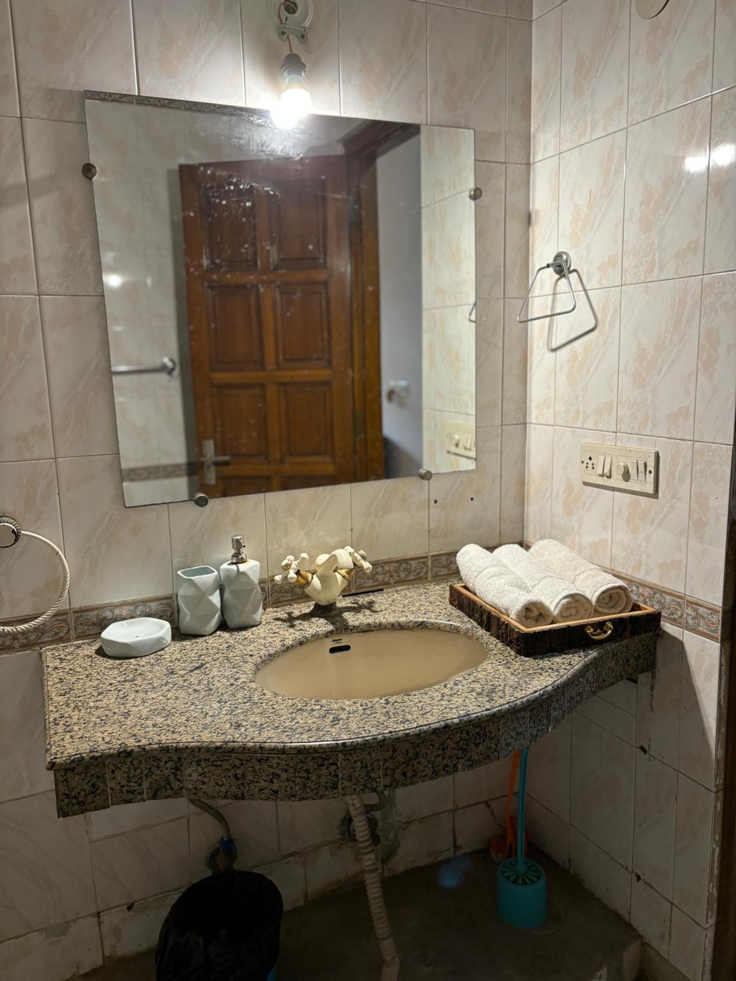 Atharva'S Homestay By Goaround Homes - Nehru Enclave Metro, South Delhi New Delhi Extérieur photo
