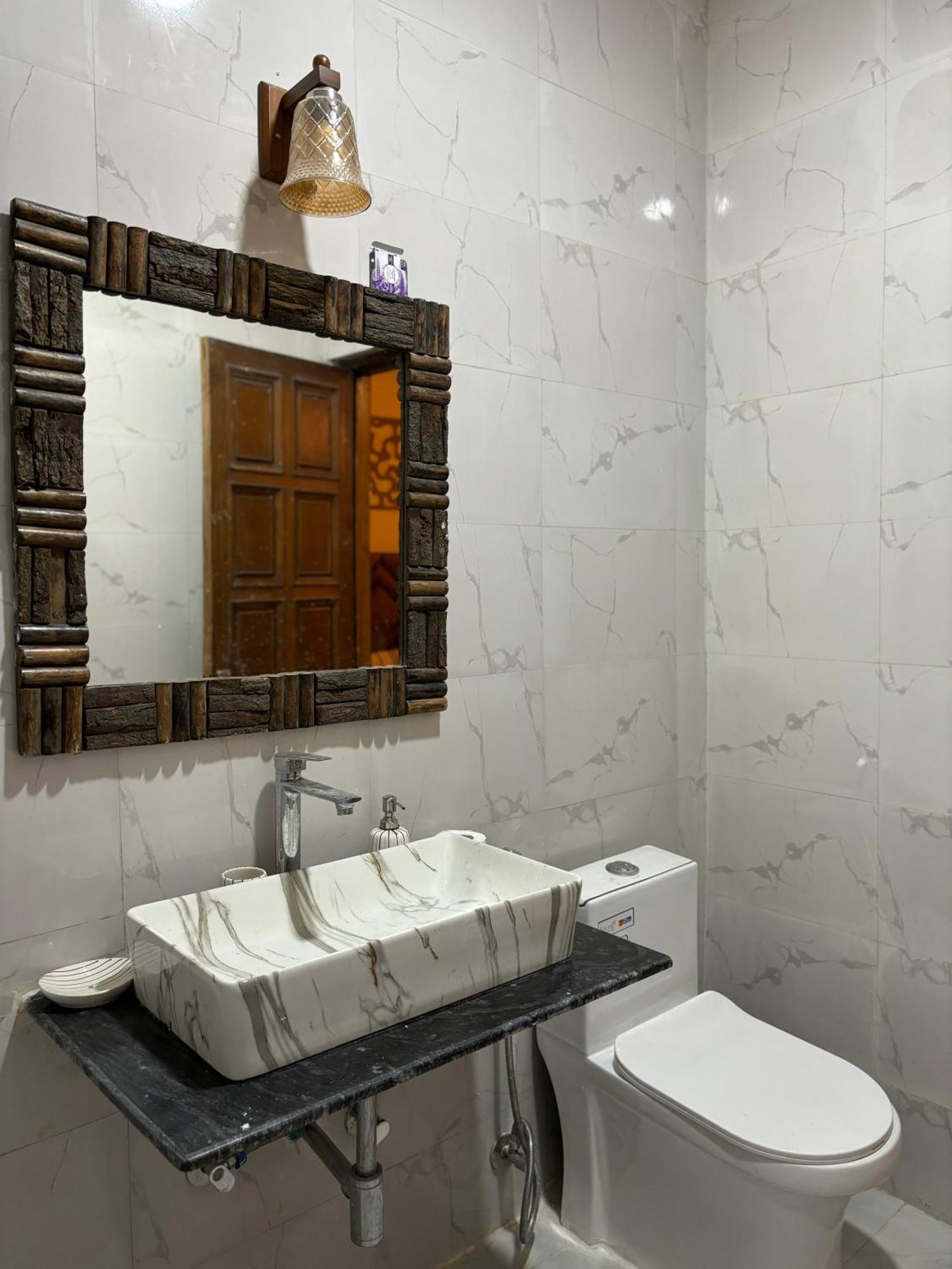 Atharva'S Homestay By Goaround Homes - Nehru Enclave Metro, South Delhi New Delhi Extérieur photo